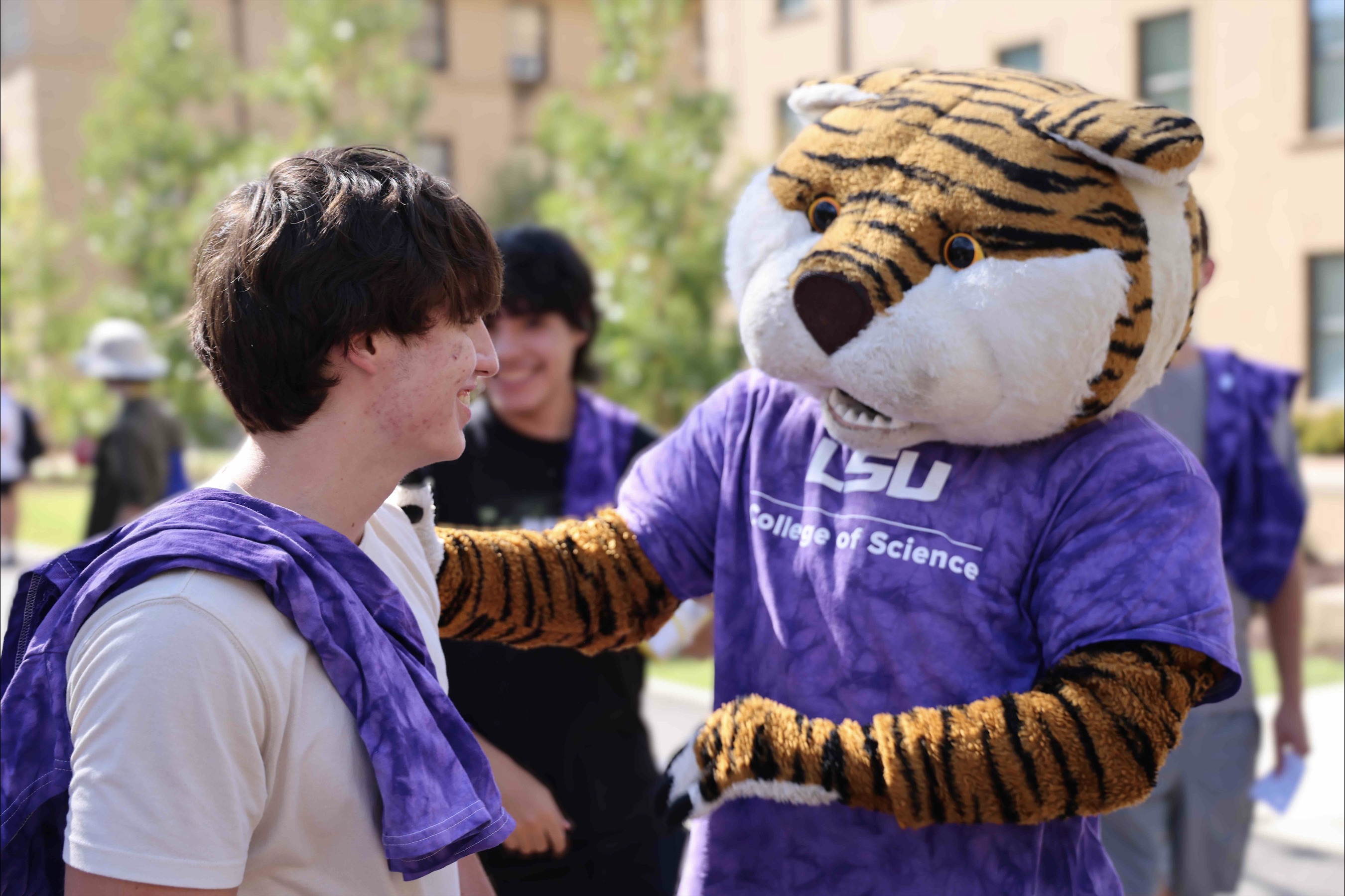 student interacting with mike the tiger mascot